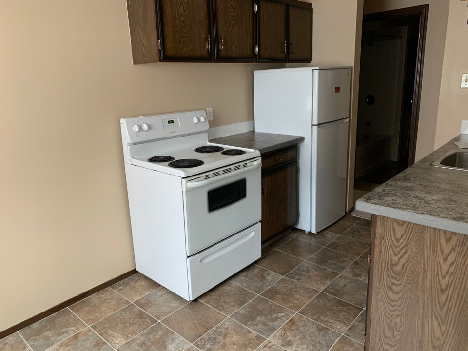 Spacious 1 Bed Apartment in Riverside Meadows!! 2