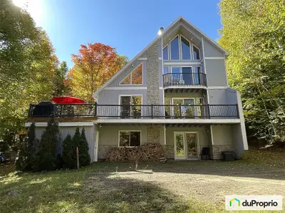 Belle grande maison sur 3 étages à aire ouverte avec fenestration généreuse et trois grandes portes...