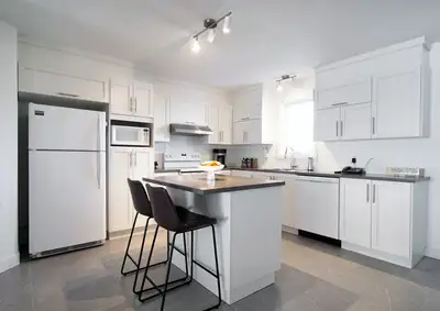 POUR LE 1ER JUILLET 2025 Superbe grand 5-1/2 à aire ouverte style condo, très moderne avec garage et...