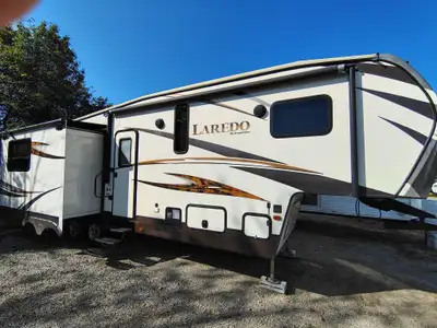 The 2015 Keystone Laredo 295SCK is a mid-profile, triple-slide fifth wheel from the Super Lite serie...