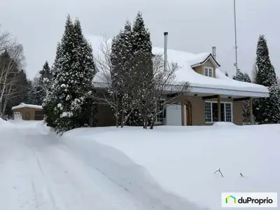 Propriété chaleureuse et spacieuse de style canadien, clé en main. Sans voisin à l'avant ni à l'arri...