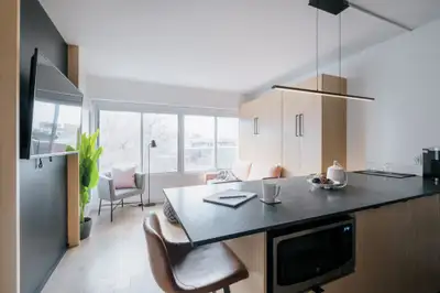 Loft meublé et tout inclus dans le quartier Saint-Jean-Baptiste. Cet immeuble en béton de 9 étages a...