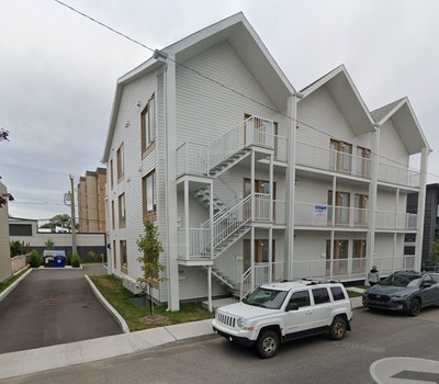 418-655-8281 À voir au 259 Avenue Plante, secteur Vanier. Espace de rangement, locker à louer. Situé...
