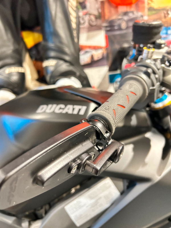 Ducati Streetfighter V4S in Sport Bikes in Hamilton - Image 4