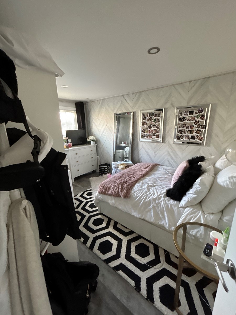 Female Student Bedrooms Available in a Shared 7 Bedroom Home! (R 3