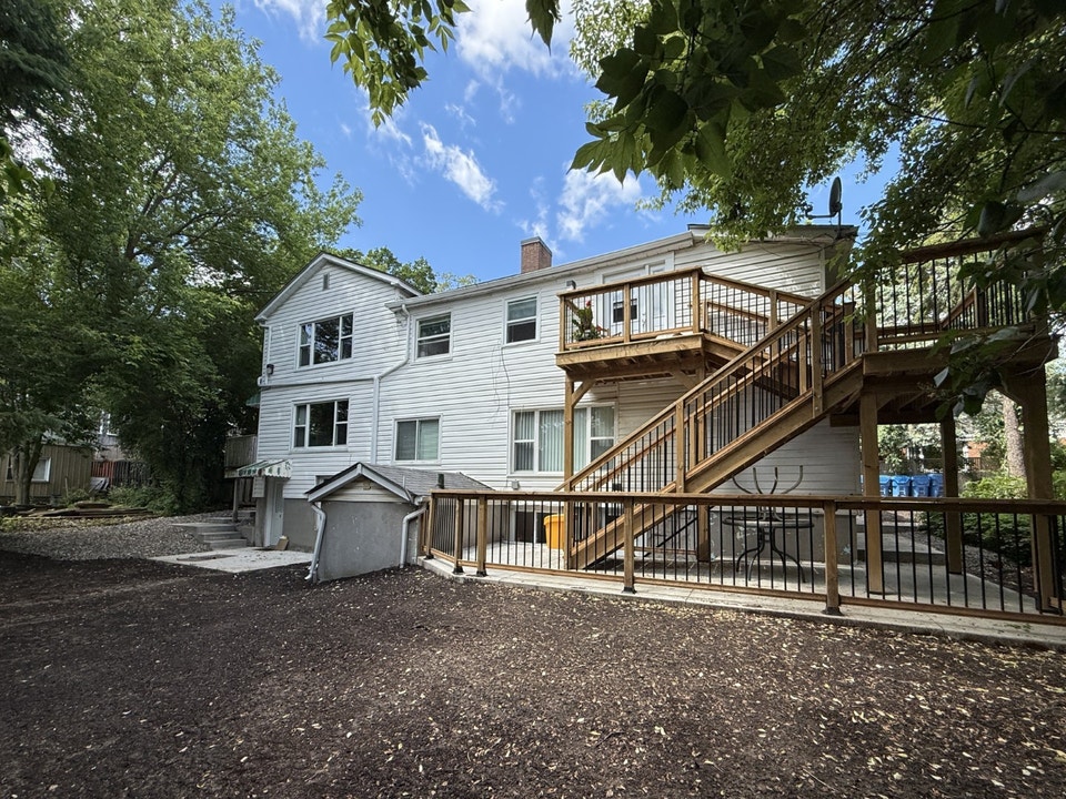 2 storey, 2 bed unit in Portsmouth Village - 3-237 Mowat Ave 4