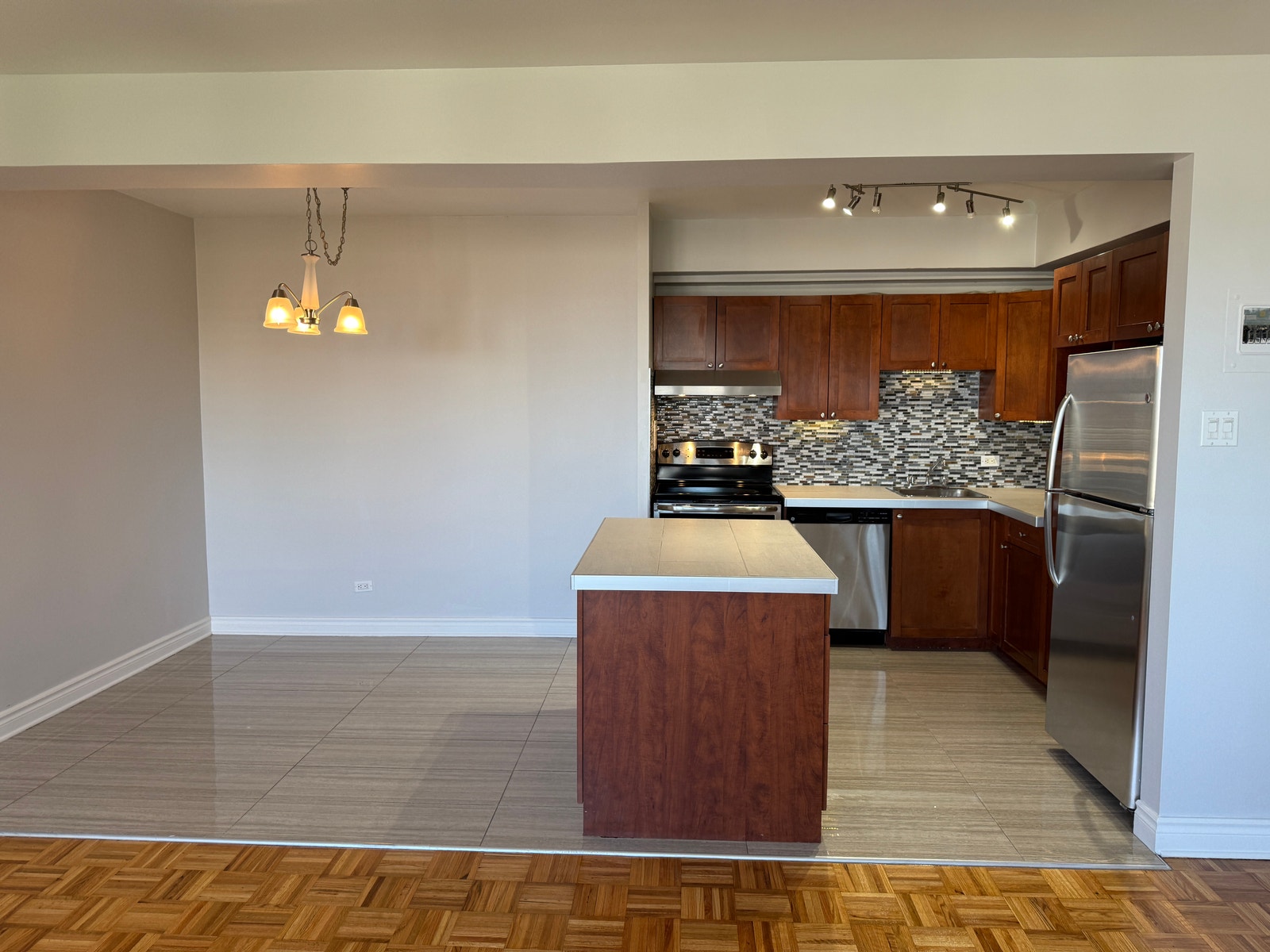 1400 Avenue des Pins Ouest — photo 1