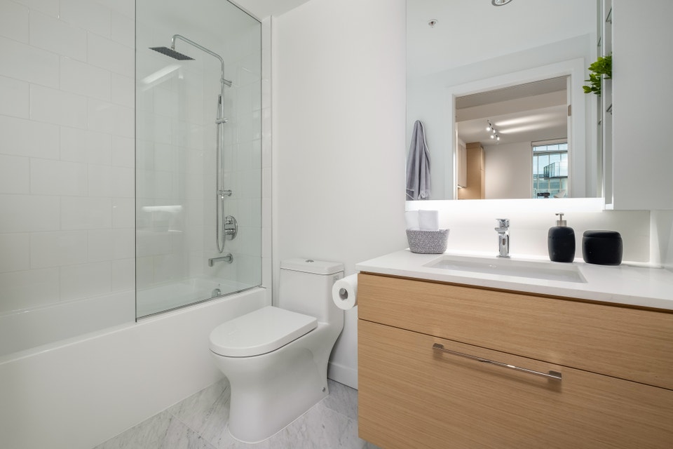 Bright 1 Bedroom Close to beach and Stanley Park 5