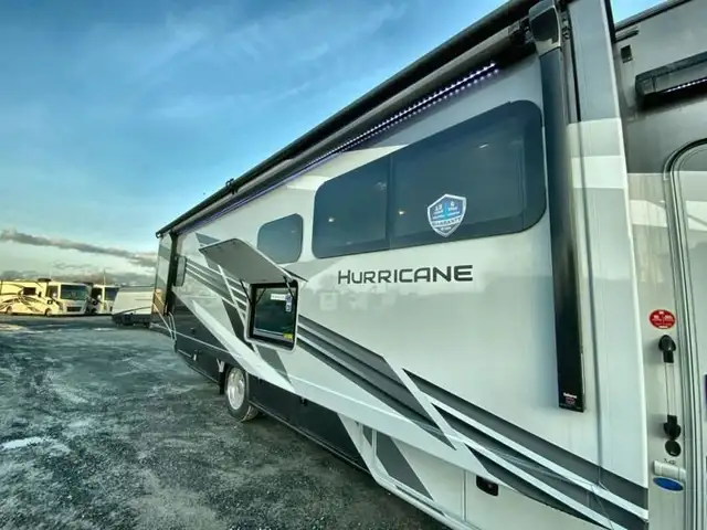 2025 Thor Motor Coach Hurricane 34R in RVs & Motorhomes in Bedford - Image 13