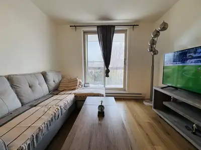 Appartement 3 et demi dans un immeuble situé à un coin de rue de la 1ère avenue et à proximité de la...