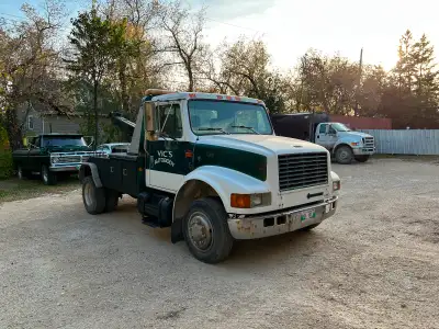1999 International 4700 T444E 6 speed standard wrecker truck with wheel lift safetied and ready to g...