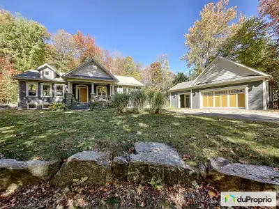 Magnifique propriété de style farmhouse dans un secteur résidentiel paisible et recherché, sise sur...