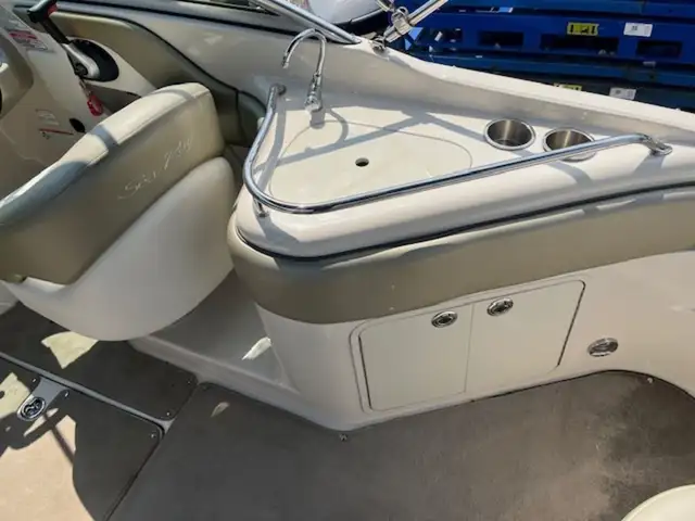 2006 Sea Ray 240 Sundeck in Powerboats & Motorboats in Trenton - Image 14