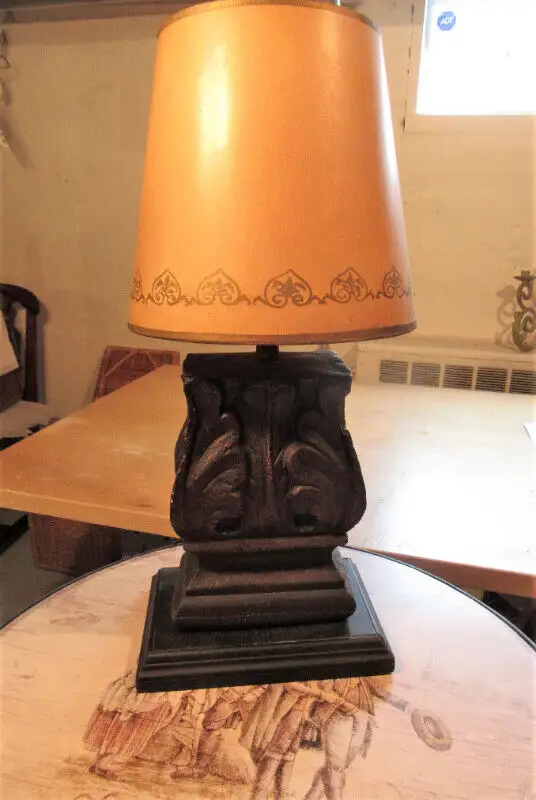 FANCY VINTAGE TABLE LAMP WITH ORIGINAL SHADE in Indoor Lighting & Fans in City of Montréal - Image 7