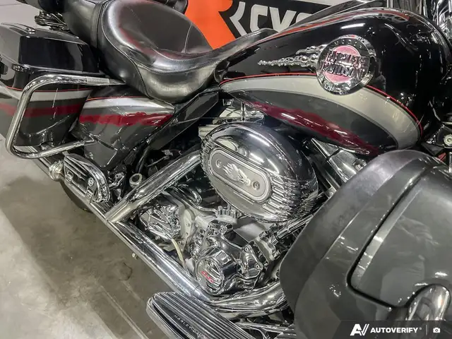 2006 Harley-Davidson FLHTCUSE CVO ULTRA CLASSIC in Sport Touring in Calgary - Image 21