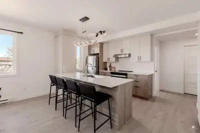 Disponible dès maintenant- 4 1/2 entièrement neuf situé au 3952 Boul-Ste-Anne à Beauport cuisine ave...