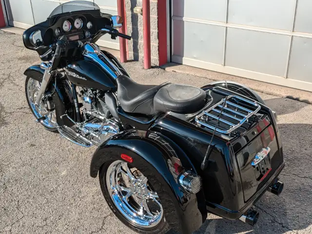 2010 Harley-Davidson Street Glide Trike FLHXXX in Touring in St. Catharines - Image 11