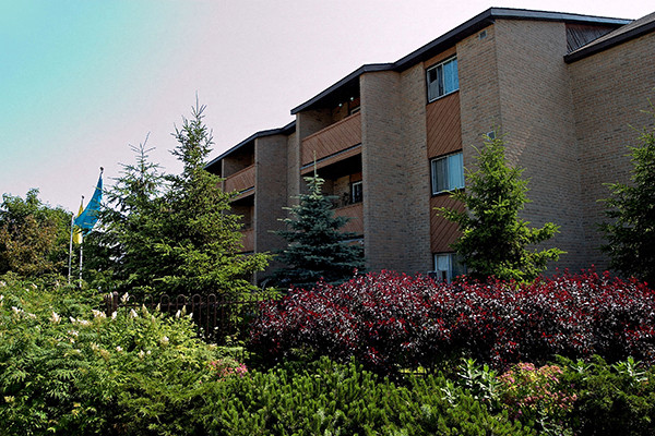 Apartment for Rent: 3 Bedroom B - Bayridge Court Apartments in Long Term Rentals in Kingston
