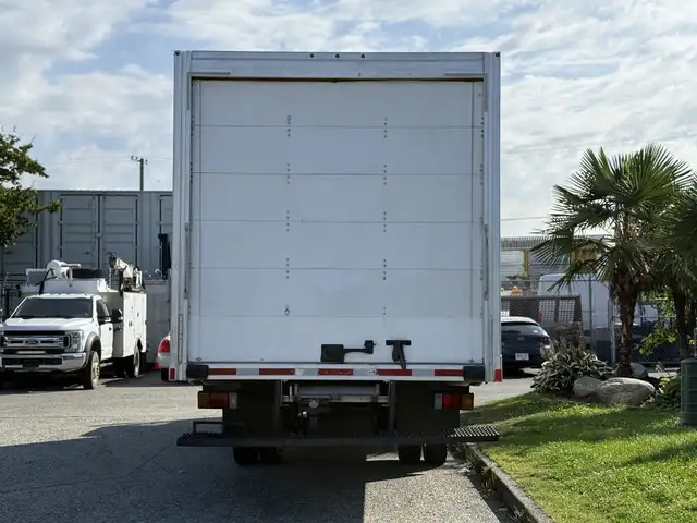 2019 Isuzu NRR 20 Foot Cube Van in Heavy Trucks in Delta/Surrey/Langley - Image 10