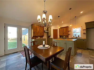 Découvrez cette demeure de style ancestrale de 5 chambres. Zonage commercial et résidentiel Cette pr...