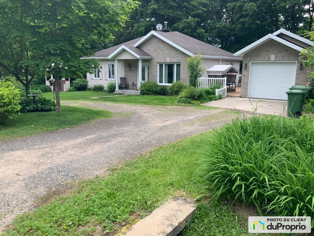$585,000 - Bungalow for sale in Ste-Catherine-de-la-JC — photo 1