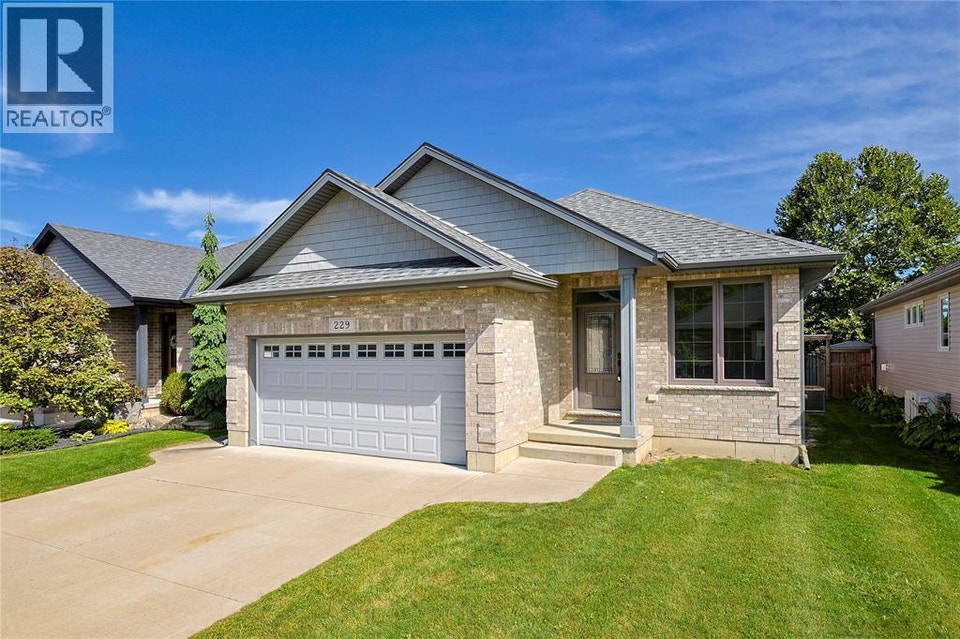 229 MEADOWLARK LANE Sarnia, Ontario 2