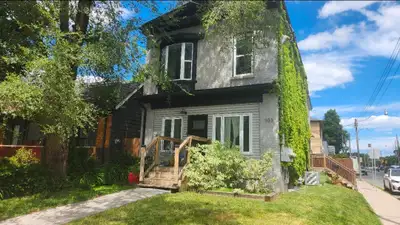 One bedroom apartment for rent in East York NO PARKING ( STREET PERMIT AVAILABLE) Property: Renovate...
