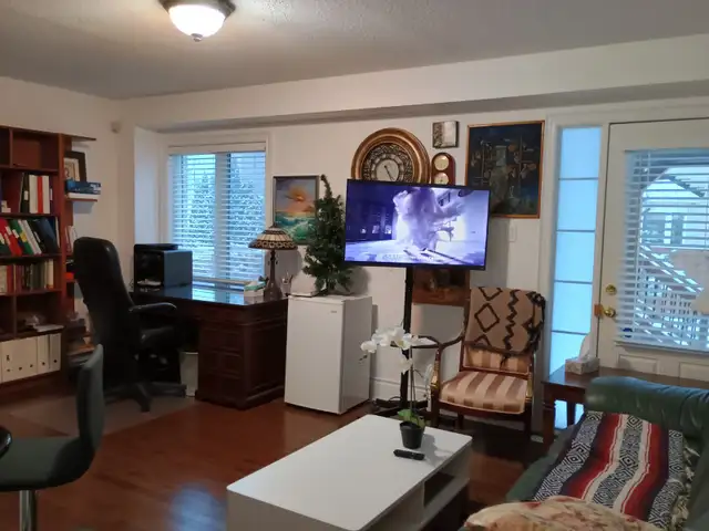 Furnished Room for rent in Maple. On