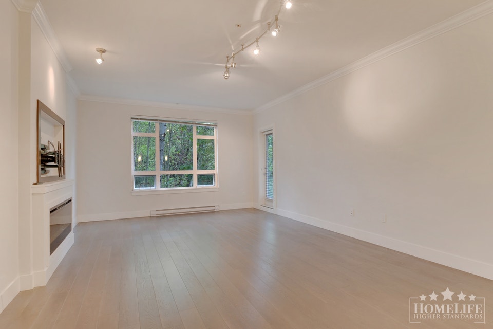 Spacious 2-Bedroom + Den Condo in Elements, Langley 4