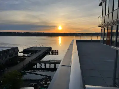 Sublet in the Cunard Residences. Management approved sublet. Enjoy the vibrate lifestyle of the Hali...