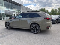 Le Mazda CX-70 Premium 2025 est un VUS intermédiaire haut de gamme qui se démarque par son design él... (image 8)