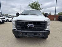 This Ford Super Duty F-350 SRW delivers a Intercooled Turbo Diesel V-8 6.7 L/406 engine powering thi... (image 1)