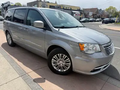 2015 CHRYSLER TOWN & COUNTRY TOURING 3.6 L — 6 CYLINDER FWD 7 PASSENGERS 205,000 KM NO ACCIDENT CARF...