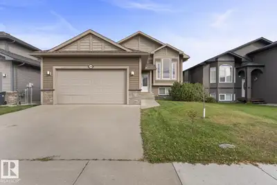 Welcome home to Creekside Estates! This beautiful Bi-Level has new flooring on the upper level and h...