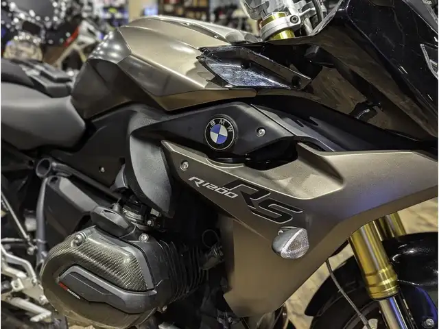 2018 BMW R 1200 RS // Frozen Bronze Metallic/Black Storm Metalli in Sport Bikes in Winnipeg - Image 8