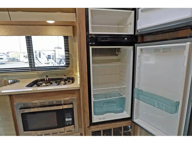 2020 Entegra Coach Qwest 24L 1 extension mercedes turbo diesel S in RVs & Motorhomes in Laval / North Shore - Image 18