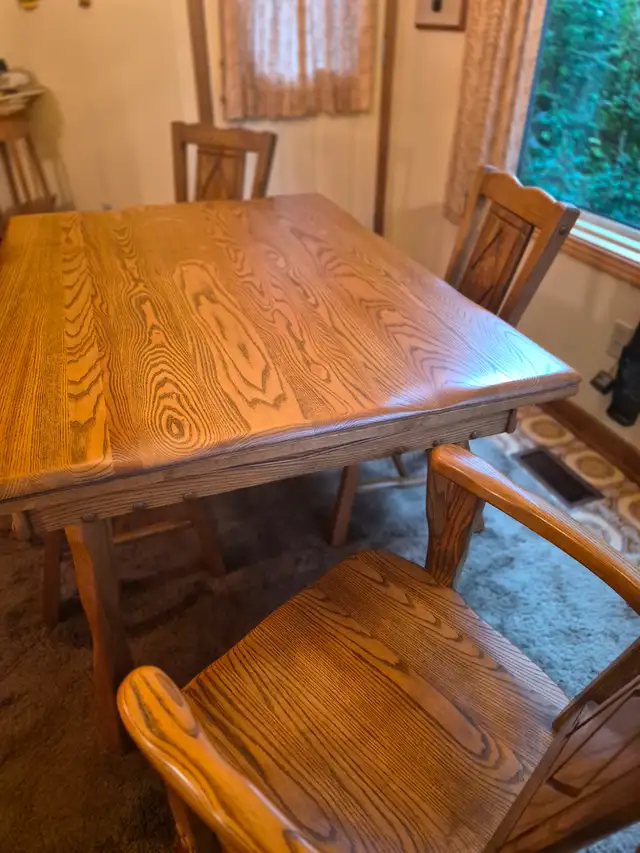RUSTIC SOLID OAK TABLE W/ 4 CHAIRS in Dining Tables & Sets in Oakville / Halton Region - Image 9