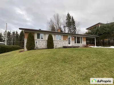 Charmante maison plain-pied au cur de la ville! Située sur un vaste terrain de 19 450 pi², cette uni...