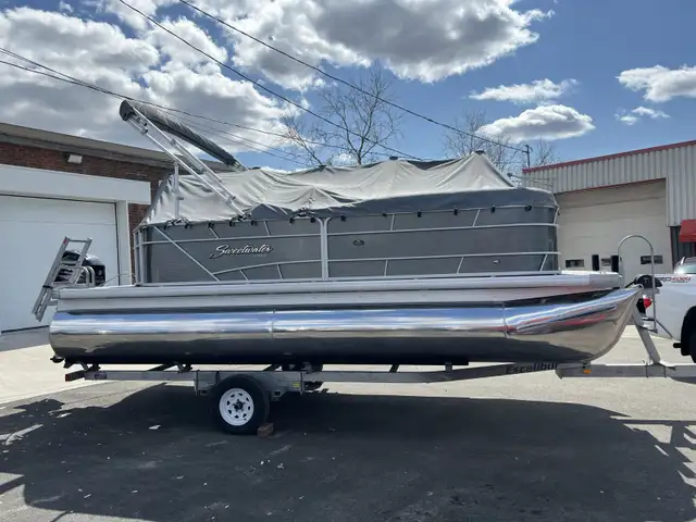 2018 Godfrey 21-FT Pontoon | Bimini Top | Ladder | Fish Finder in Boat Parts, Trailers & Accessories in Ottawa - Image 8