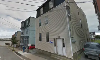 This bright and spacious unit at 138 Leinster Street features: 2 spacious bedrooms Large eat-in kitc...