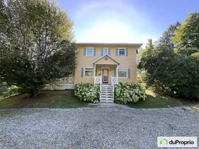 Maison de caractère à Hatley Ancienne Auberge Massawippi (1940), cette maison au charme unique est a...