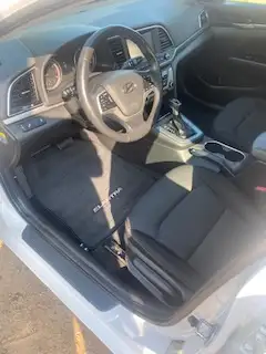 2017 Hyundai Elantra - Only 73,000 kms dans Autos et camions dans Moncton - Image 9
