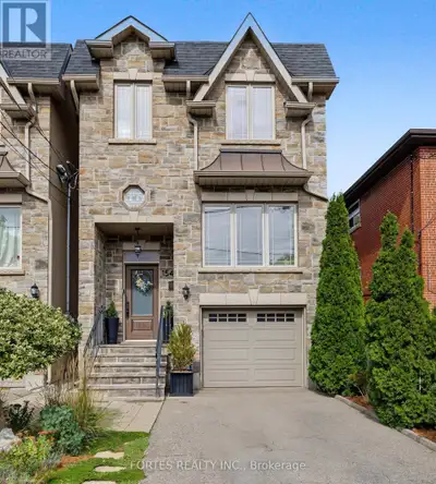 Fantastic, Custom Detached Home offering spacious interiors & exceptional indoor-outdoor living! Mai...