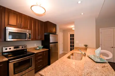 2 BR + Den - Larry Uteck, Bright-Open Concept, Dog Friendly!
