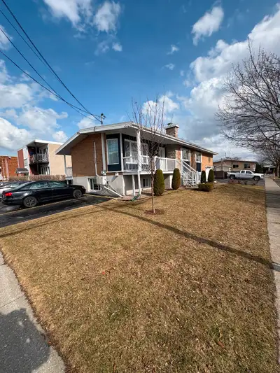 3 chambre de disponible haut de maison complet pour étudiant seulement , à côté du cégep et ita ,gra...
