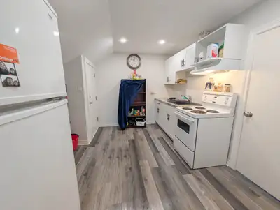 This cozy upper unit is located in Welland, offering 1 bedroom, a 3-piece bathroom, kitchen and livi...
