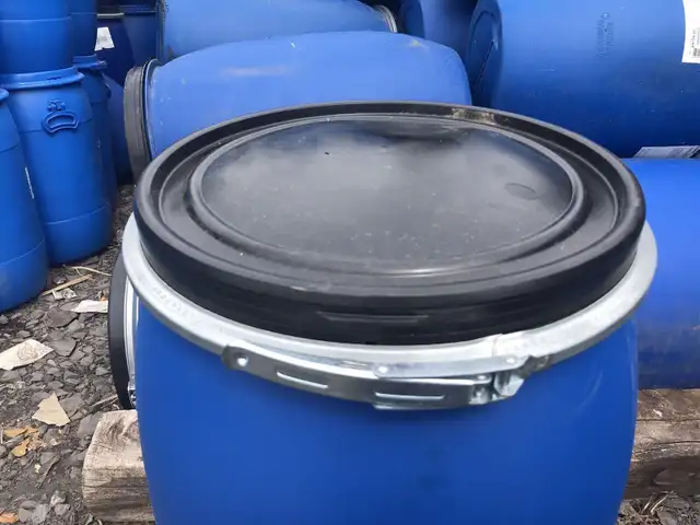 Baril bleu en plastique (110 litres) in Other in Drummondville - Image 3
