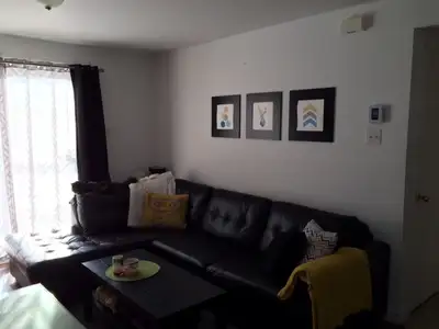 Appartement style condo Cap-de-la-Madeleine Entrée privée, planchers de béton, bois et céramique. Ar...