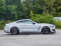 - 5.2L V8 - Cloth / Suede Seats - Rear View Camera - Cruise Control - Manual *Find your next used ve... (image 1)