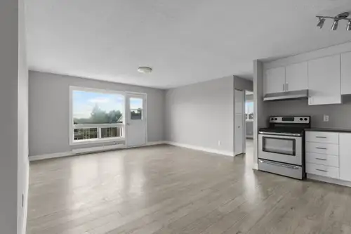 Ce magnifique appartement de 2 chambres offre un espace de vie lumineux et entièrement rénové avec d...